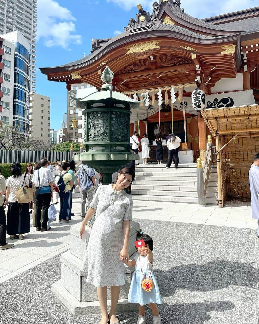 逢月あかりのインスタグラム：「水天宮に行ってきました☺️  この日から神社にお散歩に行くと、娘が手を合わせて地面に頭が付きそうなお辞儀をしています👧🏻  帰りに近くのうどん屋さんの『谷や』に並んだら美味しかった♪  #水天宮#安産祈願 #2歳児ママ #マタニティ記録」