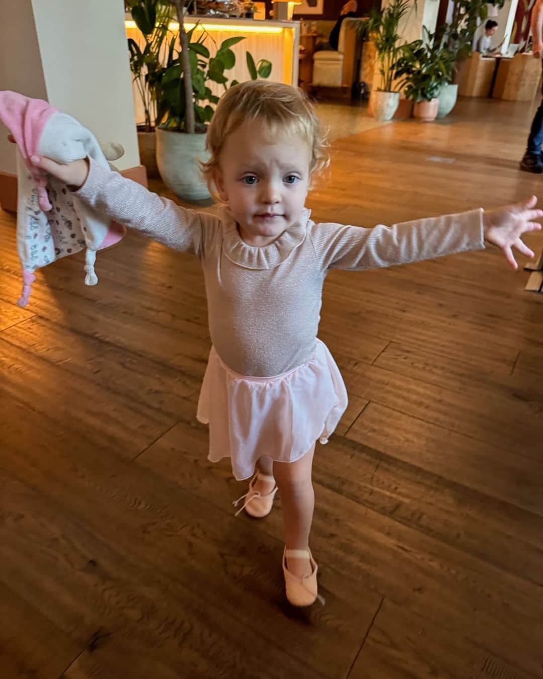 ミリー・マッキントッシュさんのインスタグラム写真 - (ミリー・マッキントッシュInstagram)「The countdown to Aurelia's second birthday is officially on and I can't help but be in awe of how quickly our little Ray Ray is growing up ☀️🥹  Lately, she's been loving taking my hand and enthusiastically guiding me through our home to show me her newest discoveries. "I love you" has also become a regular part of her growing vocabulary, which always makes us feel particularly special. There's an unparalleled joy when you hear those words from your children 💗  Aurelia's started trying to sit on the potty! I think her determination to conquer the potty at this young age is a testament to her keen observation skills,  influenced by watching Sienna. There's been a little role reversal between the girls lately. Sienna, seeking comfort, opts for the pushchair, while our adventurous explorer, Aurelia, insists on experiencing our outings on her own two feet, holding my hand with determination during our walks to the park.  Even as she asserts her independence, Aurelia still seeks comfort in curling up on my lap with her bottle and her cherished bun bun by her side 🧸. These moments are pure treasure, and I'm savouring every single one since my post about whether she should be decreasing her milk intake.  Time flies, and I really can’t believe Aurelia is going to be two next month. We haven’t decided how we’re going to celebrate yet, let me know in the comments what you did to celebrate your babies turning 2?」10月12日 16時30分 - milliemackintosh