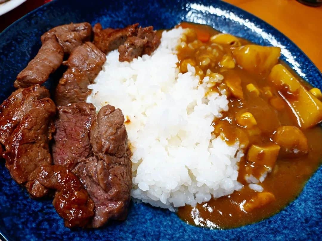 松本隆博のインスタグラム：「。⁡ ⁡森山会長に頂いたヘレ肉。⁡ ⁡最後の冷凍パックを頂いた。⁡ ⁡ほんと柔らかくて美味いから⁡ ⁡小分けにして冷凍してました⁡ ⁡( ᴖ ·̫ ᴖ )。⁡ ⁡これが冷凍してても解凍後⁡ ⁡すぐ柔らかくてすぐ美味い⁡ ⁡んです……安物のレトルトカレー⁡ ⁡が豪華に変身します。⁡ ⁡ヘレカレー🍛⁡ ⁡（〃＾∇＾）o_彡☆⁡ ⁡森山会長 いつもありがとうございます⁡ ⁡⁡(ﾉ˶>ᗜ​<˵)ﾉ⁡ ⁡⁡ ⁡還暦少年 松本隆博」