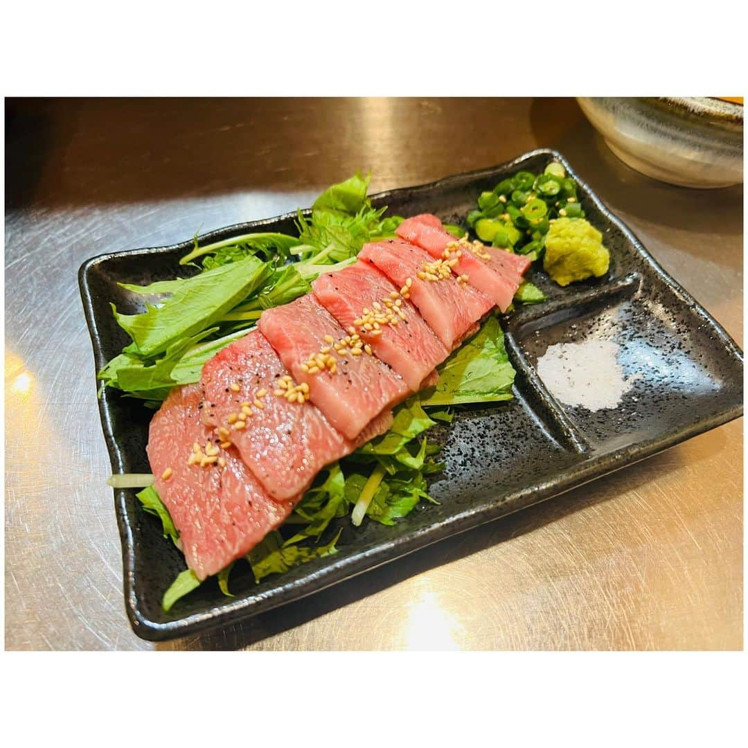 有明ゆなさんのインスタグラム写真 - (有明ゆなInstagram)「肉料理が多いな🤞 って思ってたら 焼肉屋さんの姉妹店だって @rokudenashisakaba さん‼️ . そーゆうことだったのか！ すごいな！！！ さすがだっ💪✨ . 食べて飲んでしゃべって あっとゆうまの時間で むしろ時間を忘れてた🤣🤣🤣 . ハンバーグは まじで絶品❤️💜💚 これは食べなきゃ損だ！ ここにきたら みんな頼んでた意味がわかった！ . . . . PR @rokudenashisakaba #ロクデナシ酒場 #桜木町グルメ #桜木町ディナー #桜木町居酒屋 #桜木町飲み放題 #野毛はしご酒 #日ノ出町 #肉料理」10月12日 16時39分 - ariake_yuna