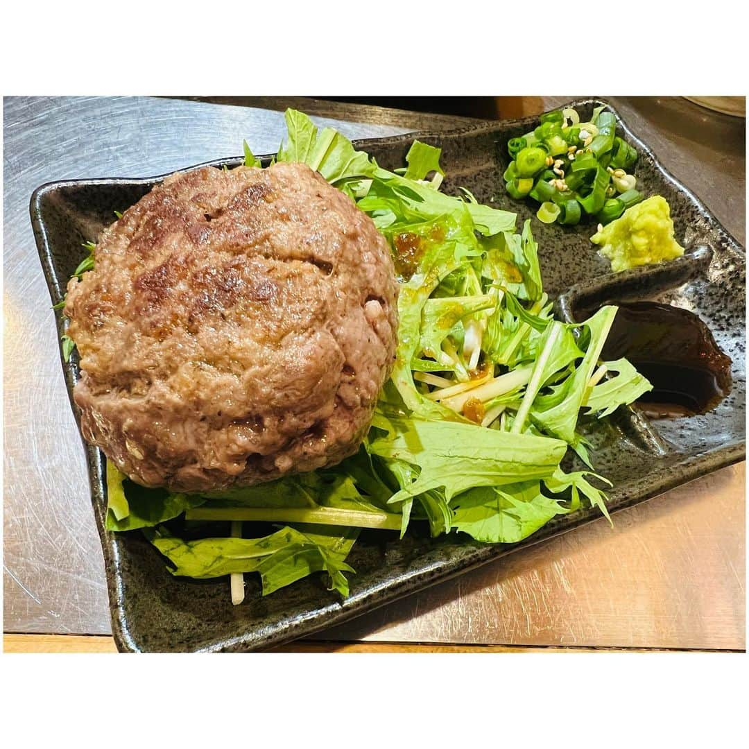 有明ゆなさんのインスタグラム写真 - (有明ゆなInstagram)「肉料理が多いな🤞 って思ってたら 焼肉屋さんの姉妹店だって @rokudenashisakaba さん‼️ . そーゆうことだったのか！ すごいな！！！ さすがだっ💪✨ . 食べて飲んでしゃべって あっとゆうまの時間で むしろ時間を忘れてた🤣🤣🤣 . ハンバーグは まじで絶品❤️💜💚 これは食べなきゃ損だ！ ここにきたら みんな頼んでた意味がわかった！ . . . . PR @rokudenashisakaba #ロクデナシ酒場 #桜木町グルメ #桜木町ディナー #桜木町居酒屋 #桜木町飲み放題 #野毛はしご酒 #日ノ出町 #肉料理」10月12日 16時39分 - ariake_yuna