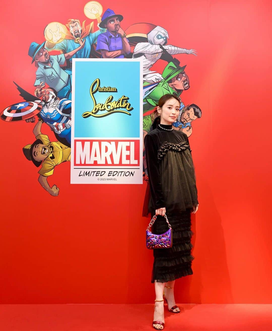 泉里香のインスタグラム：「マーベルとクリスチャンルブタンのコラボレーションアイテムが並んだ、 クリスチャンルブタン六本木ヒルズ店に行ってきました🚀 赤を基調とした店内にはマーベルのアニメーションと、 宝石のような装飾がちりばめられた靴やバッグが輝いていました👠✨  #PR #ChristianLouboutin #Marvel  @louboutinworld」