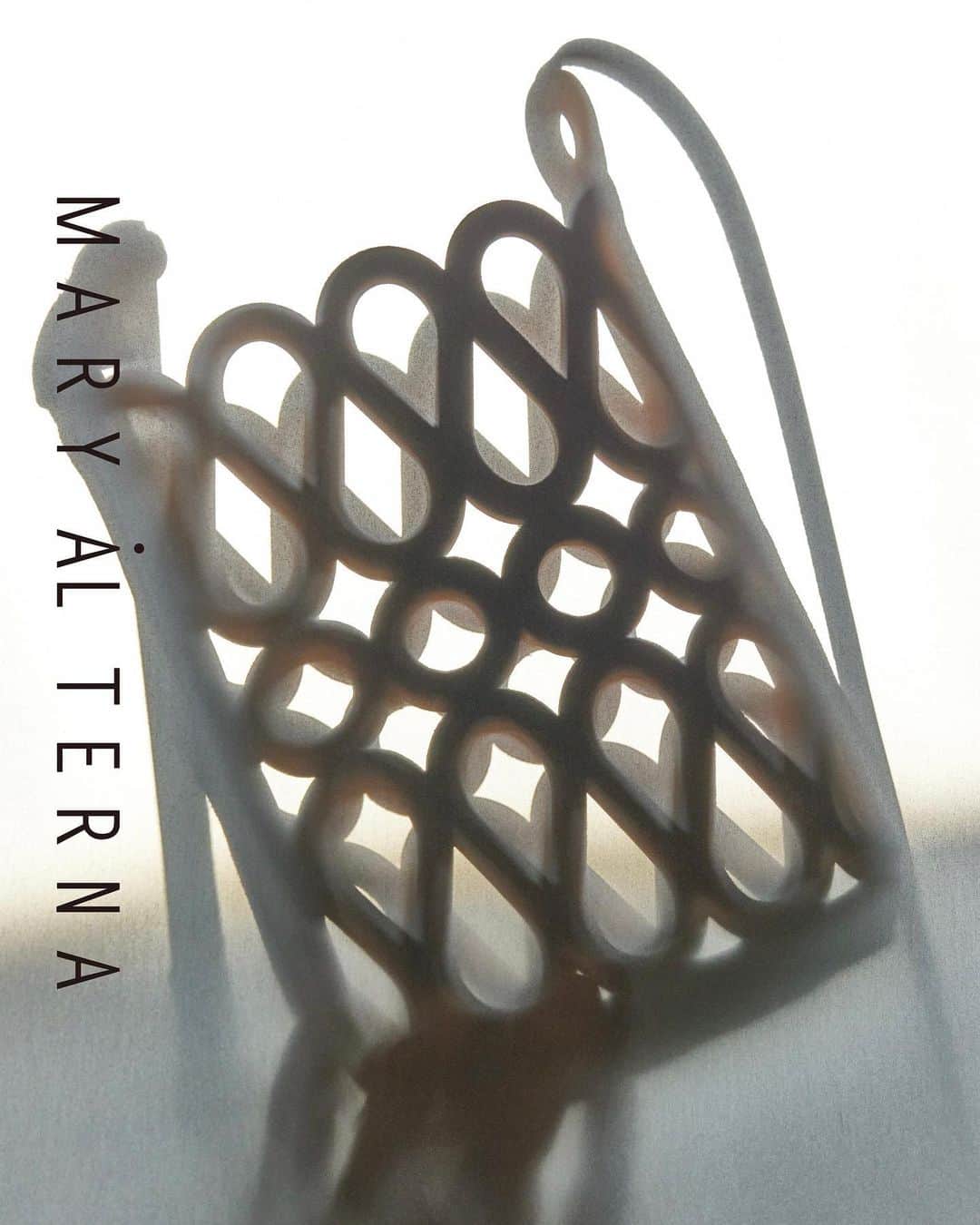 のインスタグラム：「NEW ARRIVAL  日本橋店限定でバッグブランド＜MARY AL TERNA (メアリ オル ターナ）＞が入荷してきました！  “女性の仕草にフォーカスして生み出すアイディアツール"をコンセプトに展開するバッグは 合理的で洗練されたデザインに。 タウンユースやオケージョンのお供に使える この秋スタメンバッグを是非ご覧ください。  #maryaltana #vermeilpariena #vemeil #2023aw」
