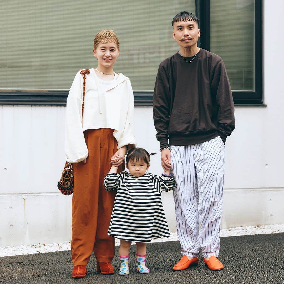ハグマグ編集部のインスタグラム：「RUIさん＆yukiさん、A ちゃん・ 1歳  ディープオレンジが秋コーデを華やかに彩る🍊 キッズはボーダー×水玉模様の柄合わせがキュート🤍  ［mama］ Tops：Baserange Inner：HAKUJI Bottoms：FRAMe WORK Bag：JUN MIKAMI Shoes：Reike Nen  ［papa］ Tops：AURALEE Bottoms：COMME des GARCONS Necklace：CHROME HEARTS Shoes：Jesusu Canovas  ［kids］ One-piece：MARKEY'S Shoes：西松屋 ___________________________________  詳しくはウェブサイトの記事で紹介中。プロフィールのリンクからチェックしてね🌼 @hugmug_insta ___________________________________ #hugmug#ハグマグ#親子スナップ#ママファッション#ストリートコーデ#ガーリーカジュアル#秋コーデ#秋ファッション#秋服#リンクコーデ#親子リンク#キッズファッション#キッズスタイル#ママコーデ#ママコーデファッション#カジュアルコーデ#秋色カラー#おしゃれキッズ#ベビー服#男の子コーデ#女の子コーデ#家族コーデ#ファッションスナップ#親子ファッション#家族コーデ#家族写真#家族スナップ#親子リンクコーデ#親子ペアルック#親子装#ハグマグファミリー」