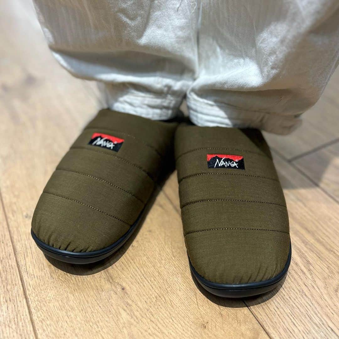 SUNDAY MOUNTAINさんのインスタグラム写真 - (SUNDAY MOUNTAINInstagram)「. "WINTER SANDALS"  秋冬のキャンプでは定番になりつつある NANGA × SUBUのウィンターサンダル⛄️  ▶︎ AURORA WINTER SANDALS ¥7,700 アッパーに防水透湿性生地オーロラテックス®︎を 採用することで、雨水からの濡れを軽減。 起毛加工で内側の保温性を高めてくれています。  ▶︎ TAKIBI WINTER SANDALS ¥9,350 難燃素材をアッパーに採用しているので、 焚き火シーンでも気軽に履くことができます。 内側はボアフリースを採用する事で 保温性を高めてくれています。  #THEGATE #sundaymountain #サンデーマウンテン #NANGA #ナンガ #SUBU #スブ #ウィンターサンダル」10月12日 16時43分 - sundaymountain