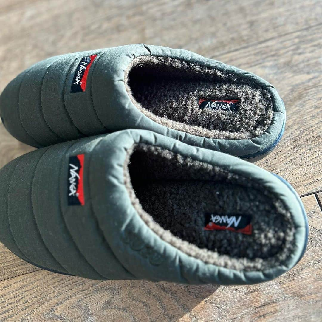 SUNDAY MOUNTAINさんのインスタグラム写真 - (SUNDAY MOUNTAINInstagram)「. "WINTER SANDALS"  秋冬のキャンプでは定番になりつつある NANGA × SUBUのウィンターサンダル⛄️  ▶︎ AURORA WINTER SANDALS ¥7,700 アッパーに防水透湿性生地オーロラテックス®︎を 採用することで、雨水からの濡れを軽減。 起毛加工で内側の保温性を高めてくれています。  ▶︎ TAKIBI WINTER SANDALS ¥9,350 難燃素材をアッパーに採用しているので、 焚き火シーンでも気軽に履くことができます。 内側はボアフリースを採用する事で 保温性を高めてくれています。  #THEGATE #sundaymountain #サンデーマウンテン #NANGA #ナンガ #SUBU #スブ #ウィンターサンダル」10月12日 16時43分 - sundaymountain