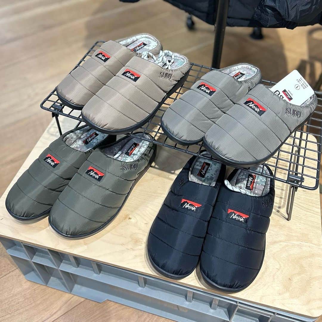 SUNDAY MOUNTAINさんのインスタグラム写真 - (SUNDAY MOUNTAINInstagram)「. "WINTER SANDALS"  秋冬のキャンプでは定番になりつつある NANGA × SUBUのウィンターサンダル⛄️  ▶︎ AURORA WINTER SANDALS ¥7,700 アッパーに防水透湿性生地オーロラテックス®︎を 採用することで、雨水からの濡れを軽減。 起毛加工で内側の保温性を高めてくれています。  ▶︎ TAKIBI WINTER SANDALS ¥9,350 難燃素材をアッパーに採用しているので、 焚き火シーンでも気軽に履くことができます。 内側はボアフリースを採用する事で 保温性を高めてくれています。  #THEGATE #sundaymountain #サンデーマウンテン #NANGA #ナンガ #SUBU #スブ #ウィンターサンダル」10月12日 16時43分 - sundaymountain