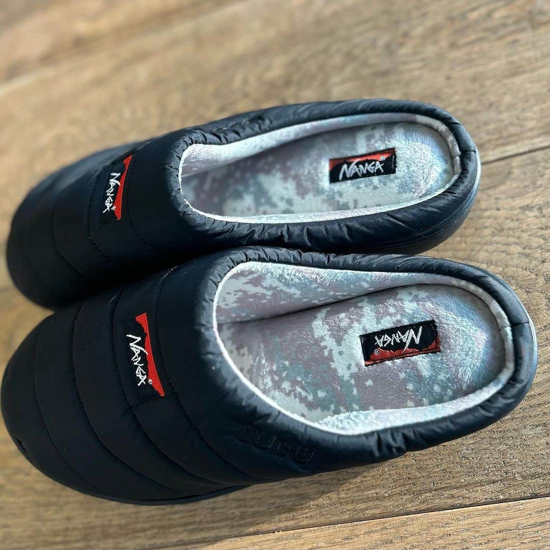SUNDAY MOUNTAINさんのインスタグラム写真 - (SUNDAY MOUNTAINInstagram)「. "WINTER SANDALS"  秋冬のキャンプでは定番になりつつある NANGA × SUBUのウィンターサンダル⛄️  ▶︎ AURORA WINTER SANDALS ¥7,700 アッパーに防水透湿性生地オーロラテックス®︎を 採用することで、雨水からの濡れを軽減。 起毛加工で内側の保温性を高めてくれています。  ▶︎ TAKIBI WINTER SANDALS ¥9,350 難燃素材をアッパーに採用しているので、 焚き火シーンでも気軽に履くことができます。 内側はボアフリースを採用する事で 保温性を高めてくれています。  #THEGATE #sundaymountain #サンデーマウンテン #NANGA #ナンガ #SUBU #スブ #ウィンターサンダル」10月12日 16時43分 - sundaymountain