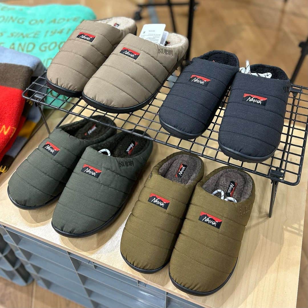 SUNDAY MOUNTAINさんのインスタグラム写真 - (SUNDAY MOUNTAINInstagram)「. "WINTER SANDALS"  秋冬のキャンプでは定番になりつつある NANGA × SUBUのウィンターサンダル⛄️  ▶︎ AURORA WINTER SANDALS ¥7,700 アッパーに防水透湿性生地オーロラテックス®︎を 採用することで、雨水からの濡れを軽減。 起毛加工で内側の保温性を高めてくれています。  ▶︎ TAKIBI WINTER SANDALS ¥9,350 難燃素材をアッパーに採用しているので、 焚き火シーンでも気軽に履くことができます。 内側はボアフリースを採用する事で 保温性を高めてくれています。  #THEGATE #sundaymountain #サンデーマウンテン #NANGA #ナンガ #SUBU #スブ #ウィンターサンダル」10月12日 16時43分 - sundaymountain