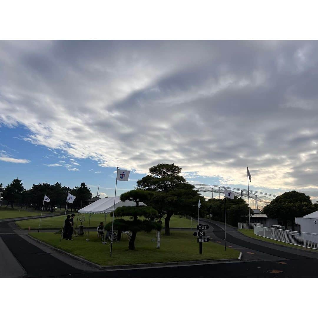 近藤祥子さんのインスタグラム写真 - (近藤祥子Instagram)「🤟⛳️ 2023PGA HANDA CUP・フィランスロピー障がい者ゴルフ大会  この競技は、肢体(上肢/下肢/上下肢)・聴覚・内部・視覚（全盲/弱視）の7部門に分かれて行われる大会⛳️  今回は、手話勉強中ということで、受付のお手伝いと、表彰式の司会を担当しました🎤  参加された102名の皆さん、それぞれがとても楽しそうプレーされていて、改めてゴルフの楽しさ、奥深さを知ることができました⛳️  手話の方は、ろうの参加者の手話を読み取れた所もあり嬉しい反面、読み取れない所も多々あり、悔しい気持ちです😣 来年はもう少し手話で役立てたらいいなぁ😗  #フィランスロピー障がい者ゴルフ大会 #障がい者ゴルフ #障害者ゴルフ #障害者スポーツ #フィランスロピー障害者ゴルフ大会  #ゴルフ #若洲ゴルフリンクス #golf #手話勉強中 #手話」10月12日 16時43分 - shoko_kondoh