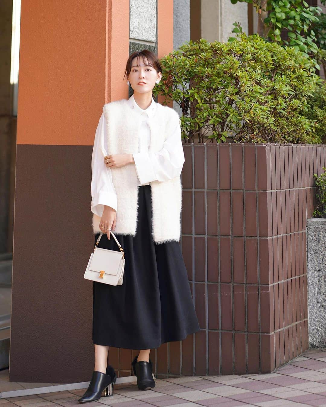 高橋晴香さんのインスタグラム写真 - (高橋晴香Instagram)「#pr ⁡  #coordinate  ⁡ ⁡ いつものコーデをリッチに仕上げてくれる、ファーベスト✨　　 ⁡  ボリューム感のある黒スカートと合わせて、フェミニンなモノトーンコーデに🤍🖤   ビジュー付きのシャツと、スカートはサイドにパールが付いてるの🥰 ⁡  可愛いよね💗 ⁡  どれも　@paseos_official のもの🫶   プチプラなのに、高見えするアイテムが多くて◎   よくチェックしてる☺️   シャツ(4110525102)→税込2189円  スカート(4110713083)→税込2739円  ファーベスト(4210250921)→税込2970円     #コーデ #code #outfit #ootd #fashion #お洋服 #晴香コーデ #モノトーンコーデ #パシオス #PR #パシオスコーデ #秋コーデ #大人カジュアル #大人カジュアルコーデ #プチプラコーデ #きれいめカジュアル #スカートコーデ #ファーベスト #プチプラ」10月12日 16時44分 - haruka_takahashi0127