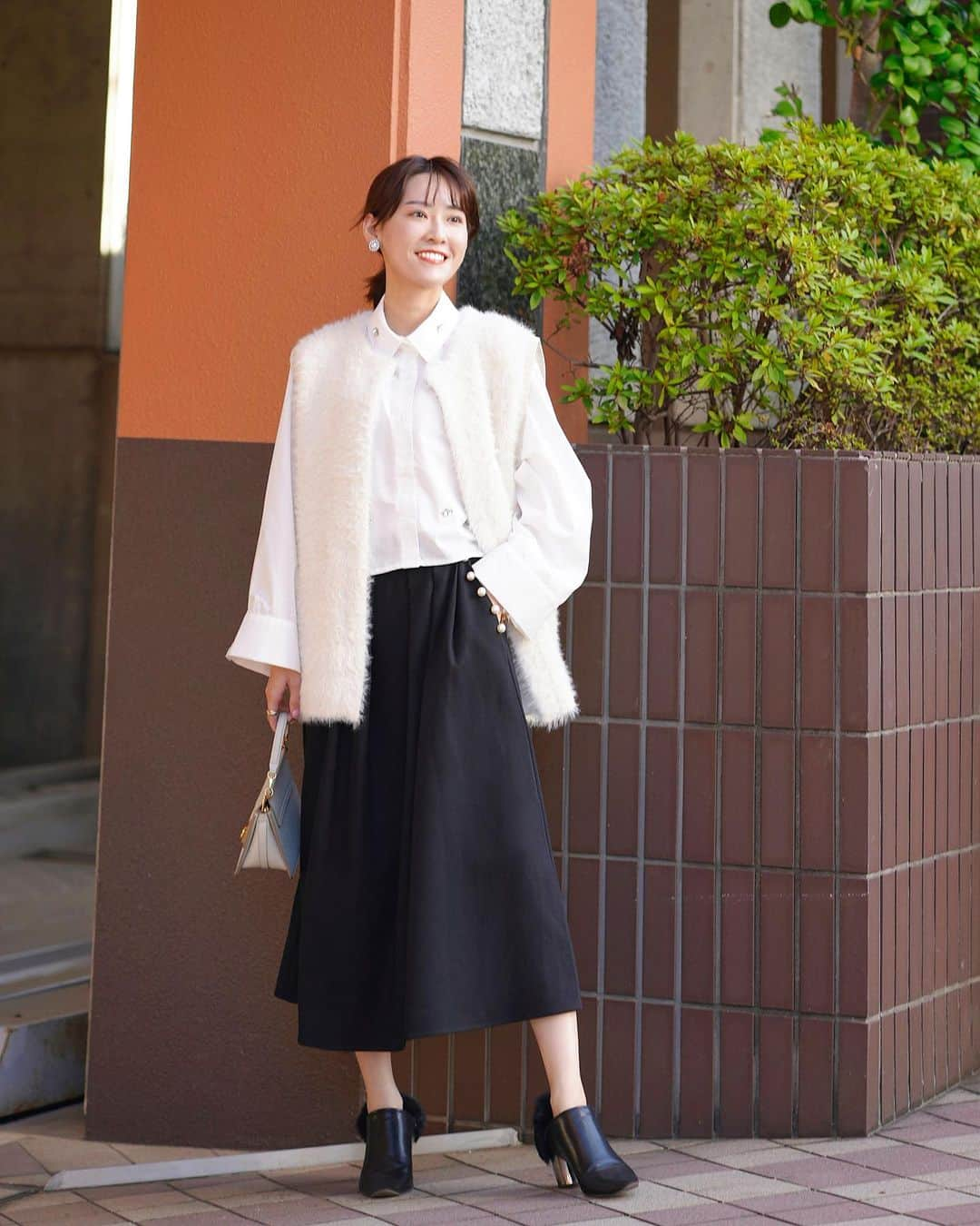 高橋晴香さんのインスタグラム写真 - (高橋晴香Instagram)「#pr ⁡  #coordinate  ⁡ ⁡ いつものコーデをリッチに仕上げてくれる、ファーベスト✨　　 ⁡  ボリューム感のある黒スカートと合わせて、フェミニンなモノトーンコーデに🤍🖤   ビジュー付きのシャツと、スカートはサイドにパールが付いてるの🥰 ⁡  可愛いよね💗 ⁡  どれも　@paseos_official のもの🫶   プチプラなのに、高見えするアイテムが多くて◎   よくチェックしてる☺️   シャツ(4110525102)→税込2189円  スカート(4110713083)→税込2739円  ファーベスト(4210250921)→税込2970円     #コーデ #code #outfit #ootd #fashion #お洋服 #晴香コーデ #モノトーンコーデ #パシオス #PR #パシオスコーデ #秋コーデ #大人カジュアル #大人カジュアルコーデ #プチプラコーデ #きれいめカジュアル #スカートコーデ #ファーベスト #プチプラ」10月12日 16時44分 - haruka_takahashi0127