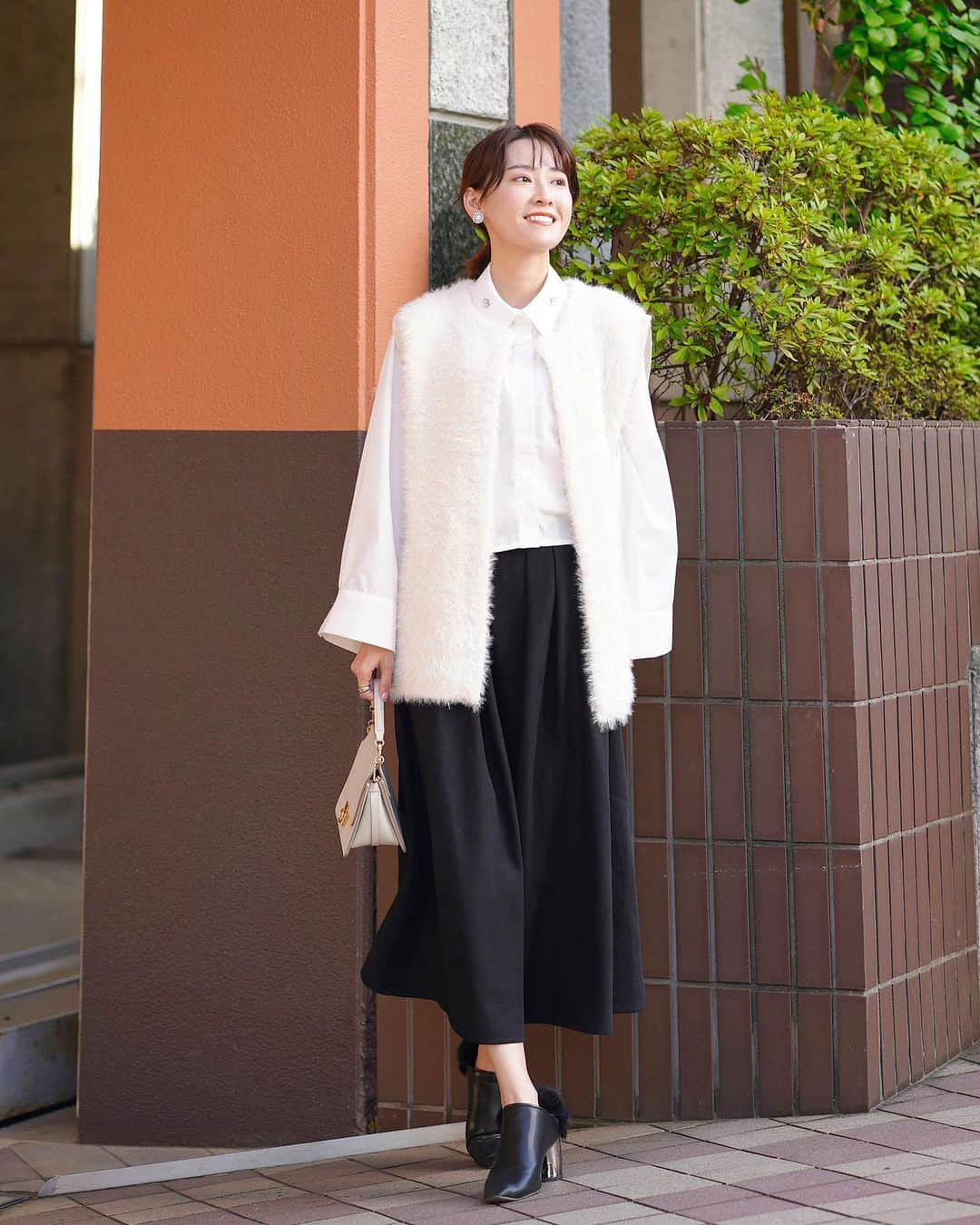 高橋晴香さんのインスタグラム写真 - (高橋晴香Instagram)「#pr ⁡  #coordinate  ⁡ ⁡ いつものコーデをリッチに仕上げてくれる、ファーベスト✨　　 ⁡  ボリューム感のある黒スカートと合わせて、フェミニンなモノトーンコーデに🤍🖤   ビジュー付きのシャツと、スカートはサイドにパールが付いてるの🥰 ⁡  可愛いよね💗 ⁡  どれも　@paseos_official のもの🫶   プチプラなのに、高見えするアイテムが多くて◎   よくチェックしてる☺️   シャツ(4110525102)→税込2189円  スカート(4110713083)→税込2739円  ファーベスト(4210250921)→税込2970円     #コーデ #code #outfit #ootd #fashion #お洋服 #晴香コーデ #モノトーンコーデ #パシオス #PR #パシオスコーデ #秋コーデ #大人カジュアル #大人カジュアルコーデ #プチプラコーデ #きれいめカジュアル #スカートコーデ #ファーベスト #プチプラ」10月12日 16時44分 - haruka_takahashi0127