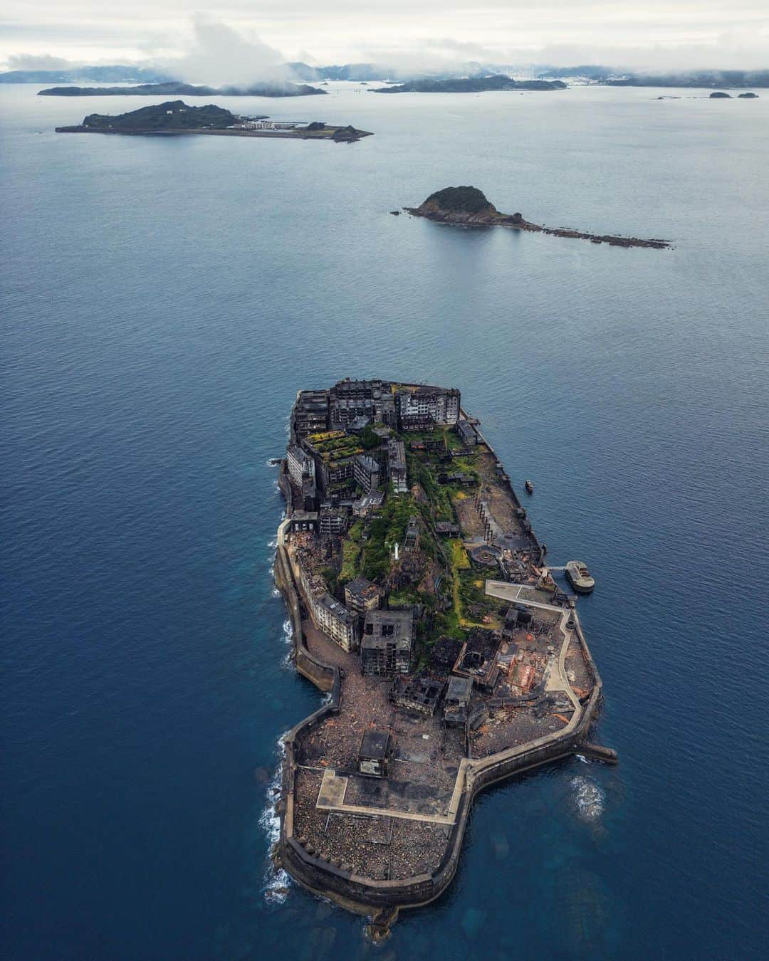 啝 （わ）のインスタグラム：「Islands 𓆲 𓆲 𓆲 #_passion_urbex_ #abandon_seekers_ #abandoned_addiction #abandonedcreeps #all_is_abandoned #ascosi_lasciti #decay_explorers #discarded_butnot_forgotten #fadedbeautyindecay #global_urbex #gloriousdecay #grime_lords #ig_urbex #lonely_and_abandoned_2 #masters_in_decay #nature_takes_over #raw_abandoned #rsa_preciousjunk #t_m_u_c #urbex_utopia #urbex_wereldwijd #urbexhero #world_wide_urbex #廃墟 #廃墟写真 #廃墟美 #ドローン #dronephotography」