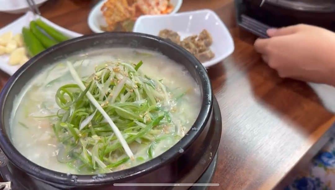 三浦由衣のインスタグラム：「超絶おすすめの参鶏湯(サムゲタン)のお店。  📍배종관 동래심계탕　(ペジョングァン　トンネサムゲタン) 부산 동래구 동래로116번길 39   私も初めてでしたが、これから釜山に来る方にはぜひ食べてほしい！ ネギ好き、韓薬好きにはたまらない最高のサムゲタンでした👏  新しいYouTubeチャンネル🔔 「釜山・イルボン・オンニドゥル」 チャンネル登録よろしくお願いします✨ ※ストーリーまたはプロフィールのURLから飛べます✈︎」