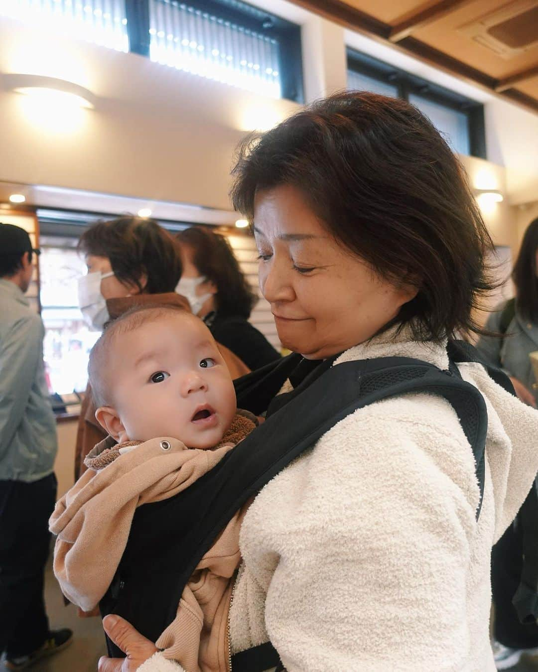 里見茜さんのインスタグラム写真 - (里見茜Instagram)「長野にある別荘へ訪れたら、必ず行っている小布施へ🌰 今回も行ってきました☺️お目当ての食堂は2時間待ちだったのでその間に商店街をプラリ。  町中栗を使ったお菓子やらモンブランで溢れてて栗好きにはたまらない場所🤤🍂  子供達いろんな種類が溢れる中で1番注目していたのは 栗煎餅でした🍘笑  #長野県#お布施 #また栗の季節にお邪魔します ♡」10月12日 16時47分 - satomiakane