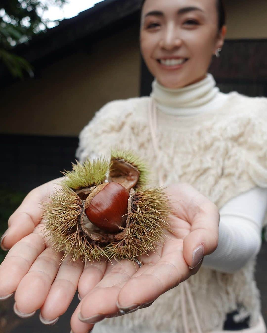 里見茜のインスタグラム：「長野にある別荘へ訪れたら、必ず行っている小布施へ🌰 今回も行ってきました☺️お目当ての食堂は2時間待ちだったのでその間に商店街をプラリ。  町中栗を使ったお菓子やらモンブランで溢れてて栗好きにはたまらない場所🤤🍂  子供達いろんな種類が溢れる中で1番注目していたのは 栗煎餅でした🍘笑  #長野県#お布施 #また栗の季節にお邪魔します ♡」