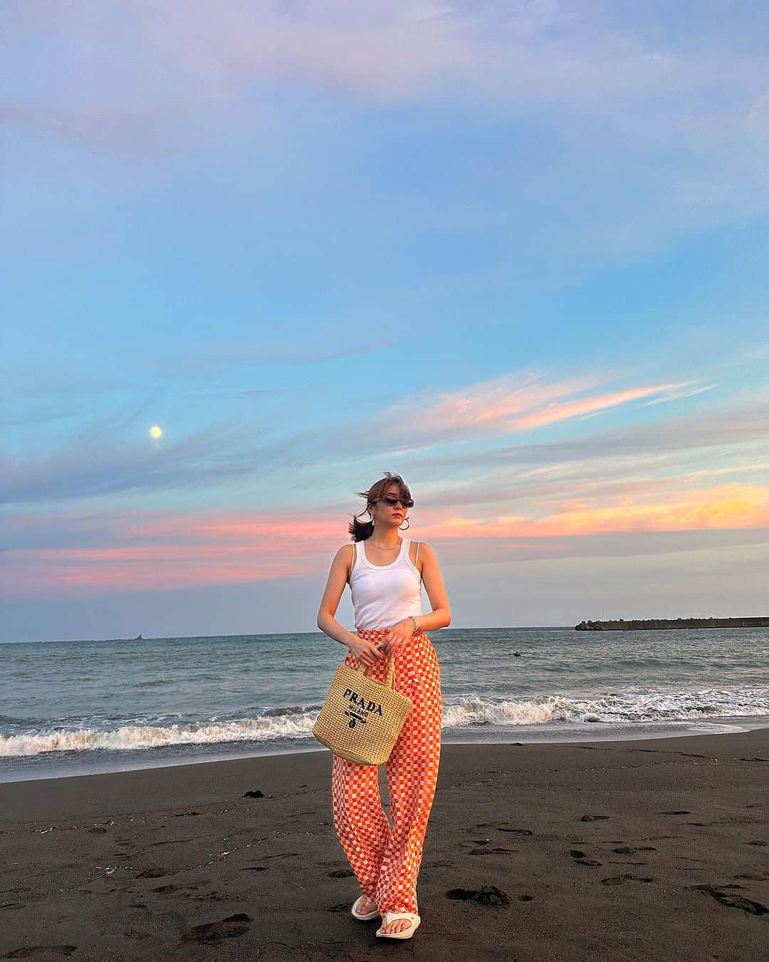 のインスタグラム：「先月だけど、夕日を見に江ノ島に行った日🌅 空が綺麗だったなぁ👐🏻 衝動的に、海が見たいとか自然が多いところに行きたいとか思うので 割と突発的に行動する事が多いです🐶」