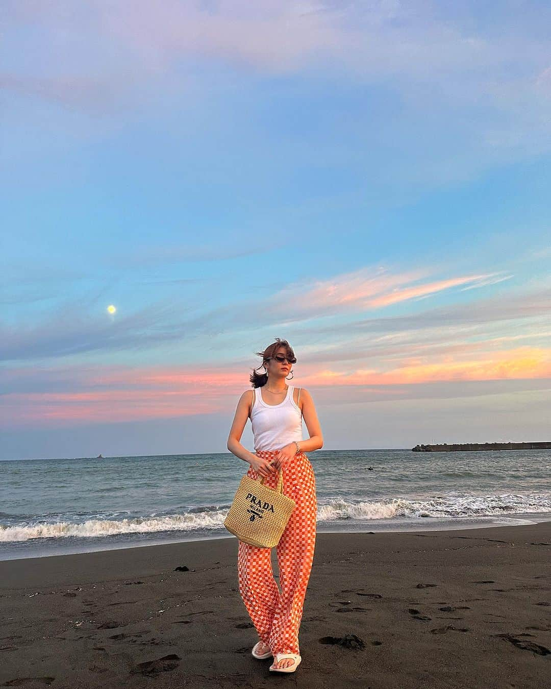 有末麻祐子のインスタグラム：「先月だけど、夕日を見に江ノ島に行った日🌅 空が綺麗だったなぁ👐🏻 衝動的に、海が見たいとか自然が多いところに行きたいとか思うので 割と突発的に行動する事が多いです🐶」