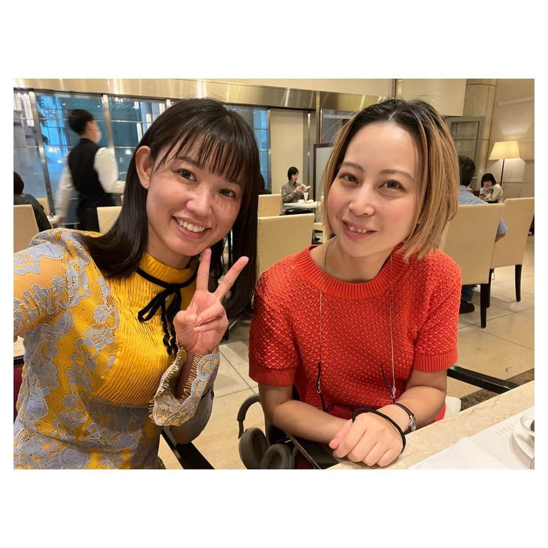 一木千洋さんのインスタグラム写真 - (一木千洋Instagram)「季節の果物を楽しむ会、または四季果物甘物会！  今回はシャインマスカットを食べるために我々は日本橋に赴いた…。  なのに…9月限定だったみたいでシャインマスカットパフェはありませんでした…🤣私たちそういう所ある🥺  スペシャルパフェのてっぺんにシャインマスカットが乗ってたのでセーフ！けいちゃんもぶどうシャーベット食べたからセーフ🍇  次回はもうイチゴ🍓シーズンなのかな？みかん？りんごもいいよね🍎  お洋服は白石涼子さんからいただきました✨ いつも可愛いお洋服で着るの楽しみ☺️  #パフェ #千疋屋 #季節の果物を食べる会 #パフェ会」10月12日 16時58分 - ikkichihiro