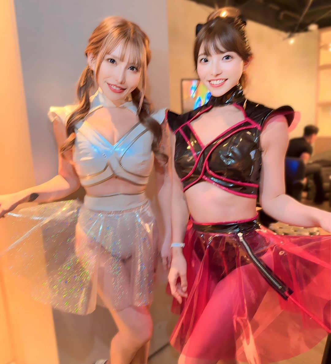 yoyo_hinaのインスタグラム：「@kujira_shinjuku  の衣装をあいと着させてもらいました🪐✨  お陰様でずっとシャンパンのオーダーが入っていて  二次会は 着るタイミング逃した 赤いドレスを着させてもらいました😌💋  ヘアメは全部さきが🫶🏻 ありがとう🥺✨  あとぴえヨンの衣装は たらこちゃんが用意してくれたよ🥺  改めてありがとうございました🙇‍♀️」