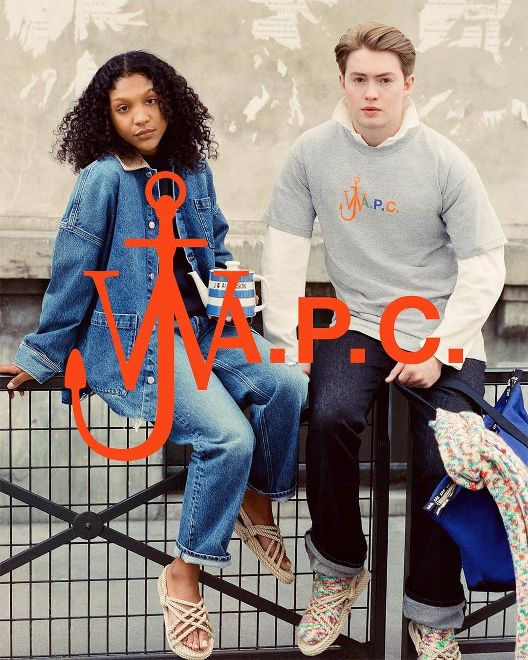 JWアンダーソンさんのインスタグラム写真 - (JWアンダーソンInstagram)「@jw_anderson x @apc_paris  Out now.   Drawing inspiration from Joseph Beuys' performance "I Love America and America Loves Me", the interaction is designed as Jonathan's ideal wardrobe; a variation on the "classics", with special attention to detail.   @jonathan.anderson  @jeantouitou   Photography @drewvickers Art Direction and Styling @benjaminbruno_ Talent @kit.connor @biancablancfrancard  #APCParis #JWAnderson」10月12日 16時52分 - jw_anderson