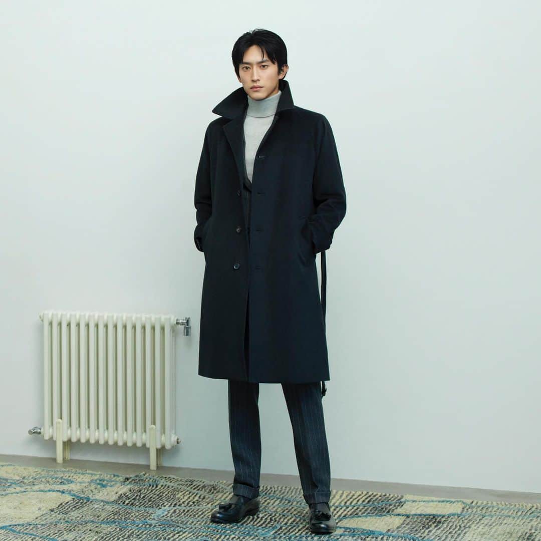 SUIT SELECT スーツセレクトさんのインスタグラム写真 - (SUIT SELECT スーツセレクトInstagram)「5STAR COAT カシミア混ウールを使用した 高級感ある最上級バルカラーコート。 保温性もバッチリで真冬でも暖かく過ごせます。 シックで大人っぽい印象を醸し出せ、 ビジネスにふさわしい品格をプラスする1着です。 カラーはブラックとネイビーの2色展開。 ウエストにはベルトが付いているので、 ギュッと絞って着るとクラシックに仕上がります。 ・ COAT ¥55,000  SUIT ¥42,900 KNIT ¥8,690 SHOES ¥20,900  (すべて税込) 11月中旬入荷予定 ・ ・ ・ #suit #スーツ #suitselect #スーツセレクト #スーツのある日常 #スーツスタイル #杉野遥亮 ・ #ビジネス #メンズ #メンズファッション #メンズコーデ #秋冬 #新作 #コート ・ #business #fashion #ootd #outfit #mens #mensfashion #menscode #2023 #2023AW #autumn #winter #newnormal #newarrival #coat」10月12日 16時54分 - suitselect_japan_official