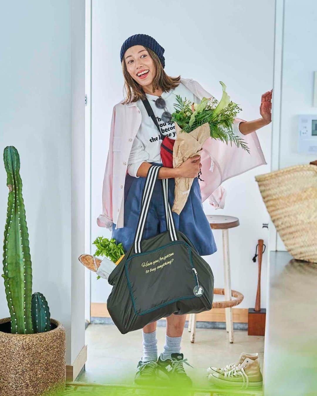 のインスタグラム：「折り畳んで持ち運べる大きなカバンも作りました(^^) 家族で旅行すると荷物がかさばるかさばる！ カオスですよね🤪 とりあえず急いでる時とか、ガッ！と、バッ！とこのカバンににドサドサ入れて移動ー！！！  @the_mine_collection   「たためる大きなカバン」 旅先でお土産など荷物が増え、スーツケースに入り切らないご経験はありませんか？ 私にとっては常です。 そんな時、「はみ出した荷物や、かさばるアウターなどを入れられるカバンがあったら便利だな〜」と この商品を作りました！  今回も絶対に自分が使いたく、実家にギフトしたくなるようなアイテムを作りました。 ぜひ皆様にも気に入っていただけると嬉しいです。  【たためる大きなカバン】 2カラー ・カーキ ・ネイビー 完全受注販売です。 受注販売受付期間：10月25日(水)12:00〜11月6日(月)23:59 ※お届けは2月下旬予定 ¥6,600(税込) ※ECサイトの商品ページは近日公開予定です。  #theminecollection  #里田まい」