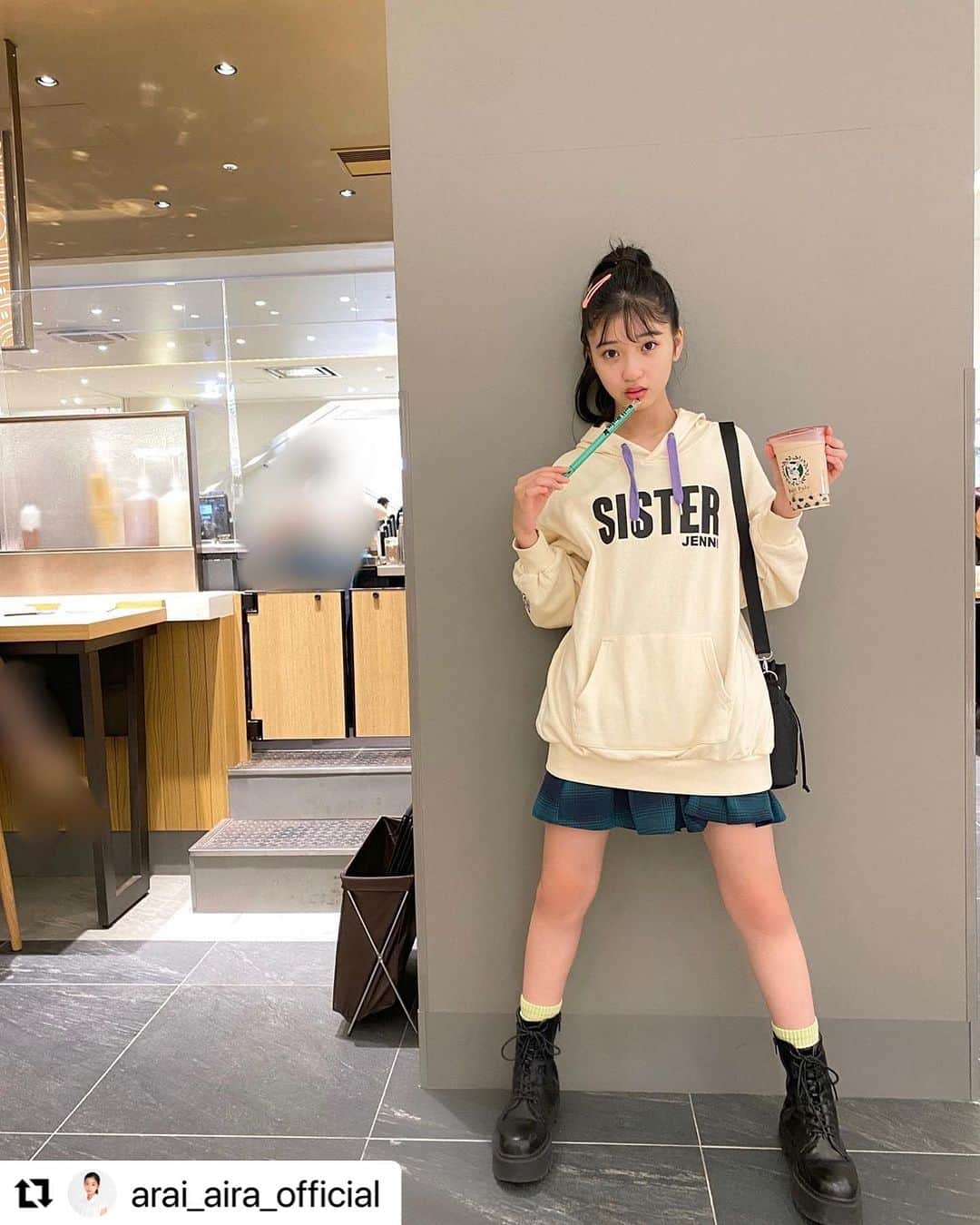 シスタージェニィのインスタグラム：「あいら©︎お知らせの通り！今日①②日はジェニィDay❤️‍🔥❤️‍🔥  今すぐ着たいアイテムもこれから活躍のアイテムも今日なら定価商品はぜーんぶポイント①②倍⚡️  ルーズシルエットのトップスにプリーツスカートやキュロットを合わせると今っぽい˚✩∗*ﾟ⋆｡˚✩☪︎⋆｡  あいら©︎コーデをマネしてみてね ♡  #sisterjenni #シスタージェニィ #新井葵来 #ニコプチ #もうすぐイベント  #Repost @arai_aira_official with @use.repost ・・・ . 今日はジェニィ𝐃𝐚𝐲‬です💕 ポイント①②倍です‼️  そしてそして！ 15日のJENNIイベントも よろしくお願いします🙇‍♀️💕  スイ©︎ヒナ©︎イオリ©︎とアイラで 名古屋のmozoワンダーシティ店に お邪魔させていただきます‼️  ジェニィガールの ここね©︎さつき©︎もあ©︎も来てくれるよ🩷💛💜 よろしくお願いします🙇‍♀️🍒💕  お揃いのお洋服を着て一緒に楽しもうね💕︎  #新井葵来 #ニコプチ #プチモ #JENNI #ジェニィDAY #SISTERJENNI #シスタージェニィ #JENNIlove #ジェニィラブ #JENNIbelle #JENNIイベント #名古屋 #mozoワンダーシティ店 #ジェニィガール #お揃いのお洋服 #小学生ファッション #小学生コーデ #オソロコーデ #一緒に楽しもうね #よろしくお願いします🍒」