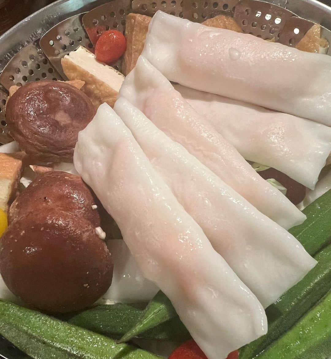 彦摩呂のインスタグラム：「少しずつ過ごしやすく なってきました😊  暖か〜い料理も 食べたくなります〜  おウチご飯 作りました〜  蒸し器に、  白菜、椎茸、トマト、オクラ 厚揚げ、  そして なんと‼️ 香港風えび蒸しクレープ  冷凍食品ですが、 めっちゃ美味しいんです😋🤤  皮は、チャルチュル❣️ エビは、プリプリだよ〜❣️  まさに❣️ えび蒸しクレープの 湯上がり美人や〜❣️  ポン酢と、柚子胡椒で 食べました〜  幸せ〜😃😀🌈🌈👍👍  #彦摩呂 #冷凍食品 #slcreations #エスエルクリエーションズ #安心安全 #おうちごはん #シュガーレディ #冷食 #食レポ #香港風えび蒸しクレープ #香港グルメ #pr #蒸し料理」