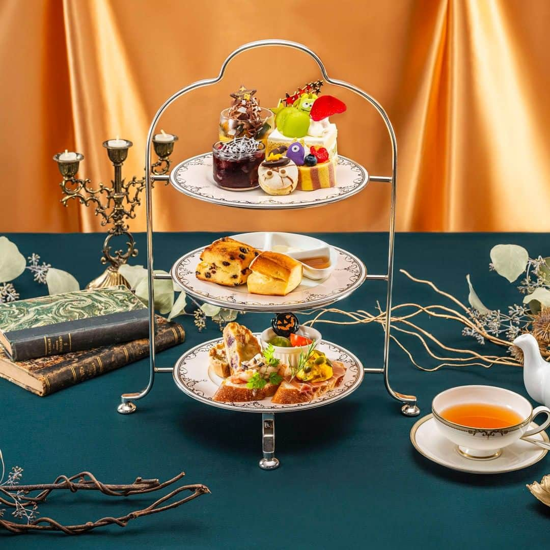 Sheraton Yokohamaのインスタグラム：「🎃アフタヌーンティーセット～ハロウィン～👻  「ゴーストパンプキンプリン」や「お化けマカロン」のほか、シャインマスカットと栗を使用したハロウィン仕様の可愛らしいスイーツをお楽しみいただけます。  アフタヌーンティーセット～ハロウィン～ ■場所：ラウンジ「シーウインド」 ■期間：2023/10/1(日)～10/31(火) ■料金：￥6,000(税込)  ご予約、詳細はプロフィールのリンクの「最新情報はこちら」からどうぞ➡️ @sheratonyokohama   #横浜ベイシェラトン #横浜 #横浜ホテル #横浜駅 #スイーツ #スイーツ好き #スイーツ巡り #ホテルラウンジ #季節のスイーツ #ホテルスイーツ  #ヌン活 #アフタヌーンティー #アフヌン #ティータイム #カフェ活 #ホテル女子会 #ロンネフェルト #シャインマスカット #シャインマスカットケーキ #ハロウィン #ハロウィンデザート #ハロウィンアフタヌーンティー #sheratonyokohama #sheraton #yokohamahotel #yokohama #halloween」