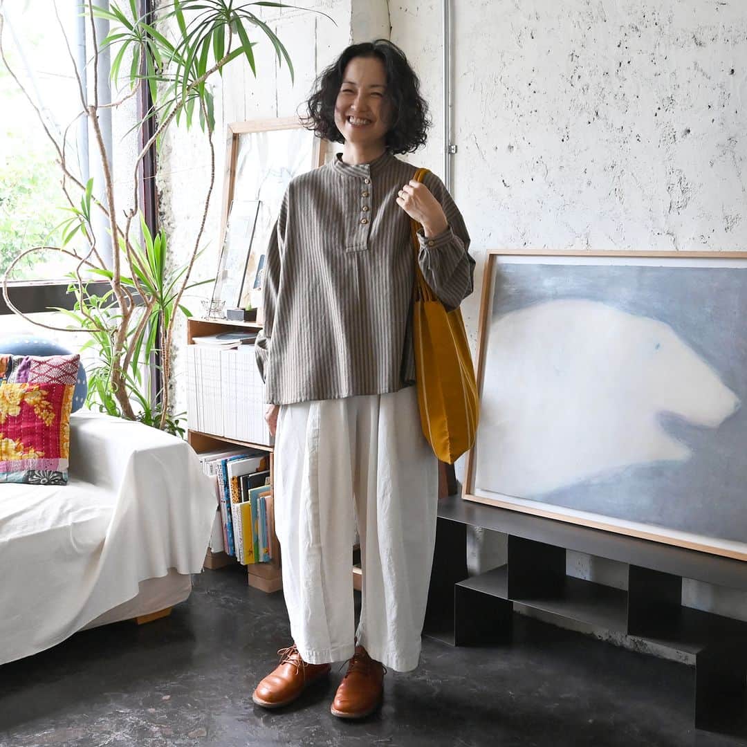 キナリノさんのインスタグラム写真 - (キナリノInstagram)「. ナチュラルな装いを楽しむ！秋のスタイリング術 【sisam 遠藤さん】 －－－－－－－－－  今回は、ストライプシャツをご紹介♪  sisam FAIR TRADE・遠藤さんが、 秋のおしゃれの楽しみと一緒に 着こなしをお届けしてくれます🙌  色違いで欲しくなるアイテムをチェックして👀✨  おしゃれスタッフのワードローブ no.142 ナチュラルな装いを楽しむ！秋のスタイリング術【sisam 遠藤さん】 https://kinarino.jp/cat1/46834  ▶︎こちらの記事はキナリノアプリのトップページで掲載中です。 ▶キナリノアプリで「おしゃれスタッフのワードローブ」と検索！ ▶︎ダウンロードはプロフィールリンクから(@kinarino_official)  #シャツ #着まわし #outfit #ootd #おしゃれ #丁寧な暮らし #暮らし #キナリノ」10月12日 17時00分 - kinarino_official
