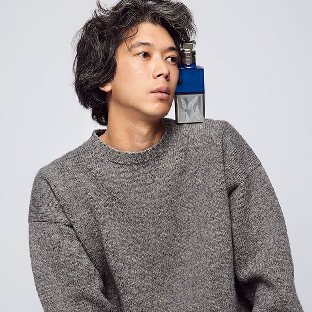 のインスタグラム：「【前編】スタイリスト池田尚輝が選ぶ「ニットと秋の香水」10のペアリング  ニットに奥行きを与えるフレグランスを、香りに一家言ある池田尚輝氏が提案。コートをはおる前に、まずは香りから。  〈01.〉 ニット：Jamieson’s シェットランドウールニット 香り：DRIES VAN NOTEN Voodoo Chile  〈02.〉 ニット：Cristaseya カーディガン 香り：Perfumer H INK  記事の続きはWEB UOMOで https://www.webuomo.jp/fashion/335399/  #池田尚輝 #香水　#ニット  #uomo #uomo_magazine #webuomo」