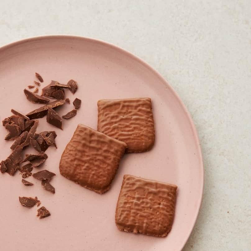ヨックモックさんのインスタグラム写真 - (ヨックモックInstagram)「＼🍫の絵文字で教えて！／ 「ビエ オゥ ショコラ オレ」が推しクッキーの人は🍫の絵文字で教えてね🍫  「ビエ オゥ ショコラ オレ」は焼き上げた生地を二つ折りにして、ミルクチョコレートで包んだクッキー🍫  なめらかなミルクチョコレートの口溶けを楽しめる秋冬限定のクッキーです。  ***　  「ビエ オゥ ショコラ オ レ」 24枚入り 1,512円(税込)  ***  𓂃𓂃𓂃𓂃𓂃𓂃𓂃𓂃𓂃𓂃𓂃𓂃𓂃𓂃𓂃𓂃𓂃𓂃𓂃𓂃  お写真に #ヨックモックのある暮らし のハッシュタグをつけて投稿すると、アカウントでご紹介させていただくこともございます📷💙 𓂃𓂃𓂃𓂃𓂃𓂃𓂃𓂃𓂃𓂃𓂃𓂃𓂃𓂃𓂃𓂃𓂃𓂃𓂃𓂃  #ヨックモック #yokumoku #シガール #cigare #sweets #クッキー #クッキー缶 #贈り物　#ラングドシャー #ビエオゥショコラオレ #百貨店スイーツ　#クッキー詰め合わせ　#チョコレートクッキー　#チョコレート #百貨店　#ご褒美　#ご褒美ギフト #手土産 #ギフト #gift #おやつ #おやつ時間」10月12日 17時01分 - yokumoku_jp