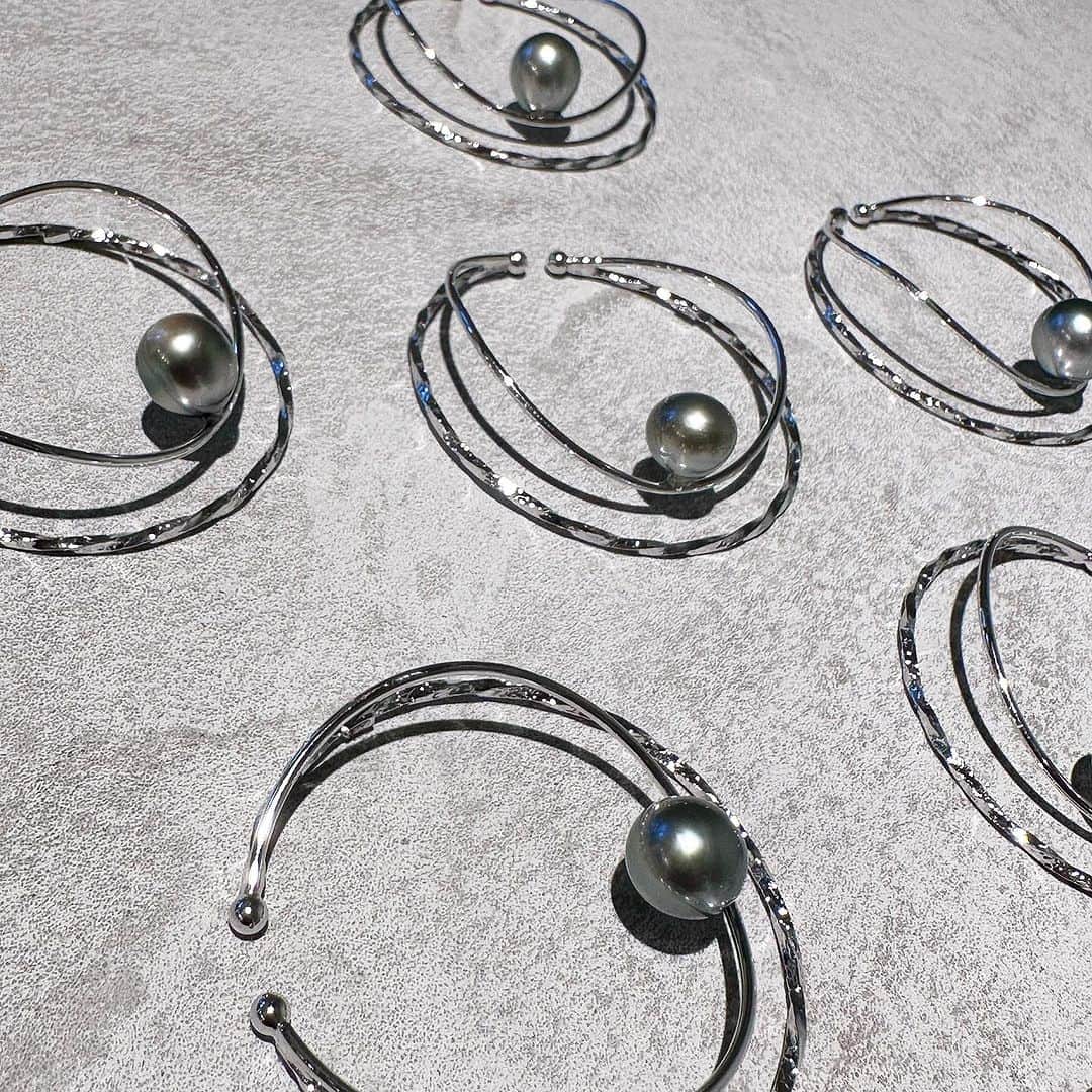 内田奈々のインスタグラム：「今夜21:00〜 Tahiti pearl ear cuff ※ BKのみ 再入荷します。 ホワイトは来週には再入荷できると思います。 もうしばらくお待ち下さいませ☺︎ ⁡ このシリーズは数がとれないため熊本のpopupに持って行けないかもしれません💦 お早めにご検討くださいませ。 ⁡ 2枚目は Thank you sold out! 本当に素敵なSpecialセットで、、、🫣🤎 お客様のために？！というタイミングでのご来店でした。 アコヤパールのナチュラルグレーはお陰様で完売となりました。 ホワイトも現品は無くなってしまい、お探しの方はご相談ください。 よろしくお願いいたします。 ⁡ ＿＿＿＿＿＿＿＿＿＿＿＿＿＿＿ 直営店は2023年5月1日から不定期営業になります。 ハイライトに営業日記載あり ⁡ お問い合わせ専用公式LINE @ nananbijouxxx (@マークを入れて検索) ※InstagramのDMでのお問い合わせは承っておりません。 #nananbijouxxx」