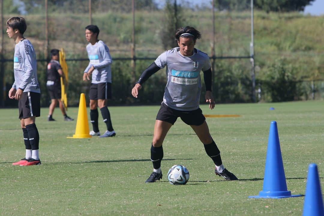 愛媛FCのインスタグラム：「🍊EFC TRAINING PHOTO📸  🟧NEXT MATCH🟧 📅10月15日（日） ⌛13時55分キックオフ 🆚#ギラヴァンツ北九州 🏟#ニンジニアスタジアム  試合情報はこちら💁‍♂️ https://ehimefc.com/game/game27186.html  #ヒカリ #ベネフィットワン #マテラ81 #GreatSign #ジョガボーラ #JOGARBOLA #サンパーク #ehimefc #愛媛FC #己超」