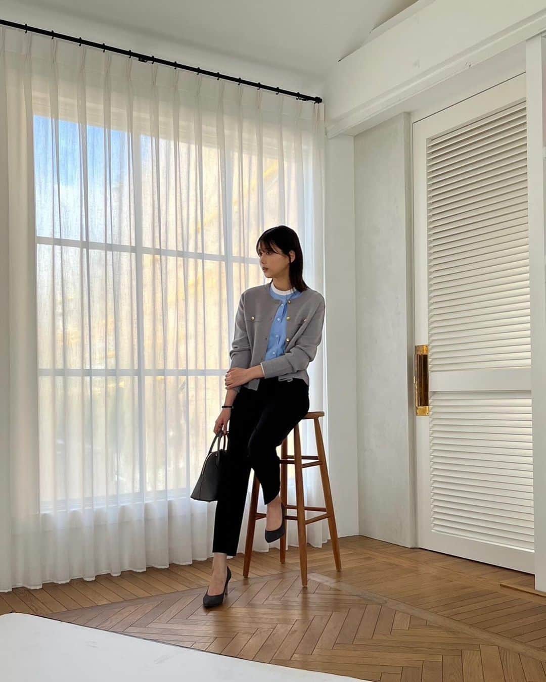 渡邉理佐のインスタグラム：「春に引き続き、AOKIさんのアイテムを使ってコーディネートを考案させていただきました☺️  「大人レトロ」というテーマで、今回はお仕事コーデだけではなく、お仕事終わりのおでかけやデートにぴったりなオフコーデも考えてみました  秋っぽい色味のアイテムを使ってレイヤードしてみたり、セットアップを着回ししてみたので是非参考にしてみてください🤎  アイテムやコーデの詳細はAOKI公式ホームページに掲載されています！  MERYの公式Instagramでもコーデやリール動画が公開されているのでチェックよろしくお願いします🌹  @aoki_official2016 @mery.jp #PR #AOKI #MERY #MERY_PR」