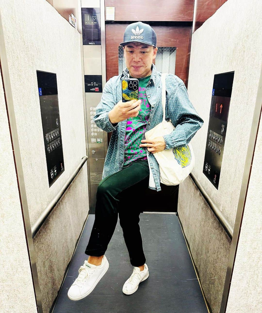 美川憲二さんのインスタグラム写真 - (美川憲二Instagram)「今日の私服でおま😉✌️✨✨✨✨✨✨✨✨✨  今日はスポーツミックスコーデ‼️ adidasのキャップ🧢とスニーカー👟ジャージで、グリーンで合わせてみまちた😃💡💡💡  今日は、配信offなので😌❣️❣️  昼間は　愛車の洗車して🧽🧹  今から、西東京まで　夕方のドライブよ〜🚗✨✨✨✨😄✌️  行ってきまーす‼️ #私服 #ootd  #スポーツミックスコーデ  #グリーンで合わせる  #美川憲一 #美川憲二 #ヒデコフランセスカ #オネェ系 #ものまね」10月12日 17時06分 - mikawakenji