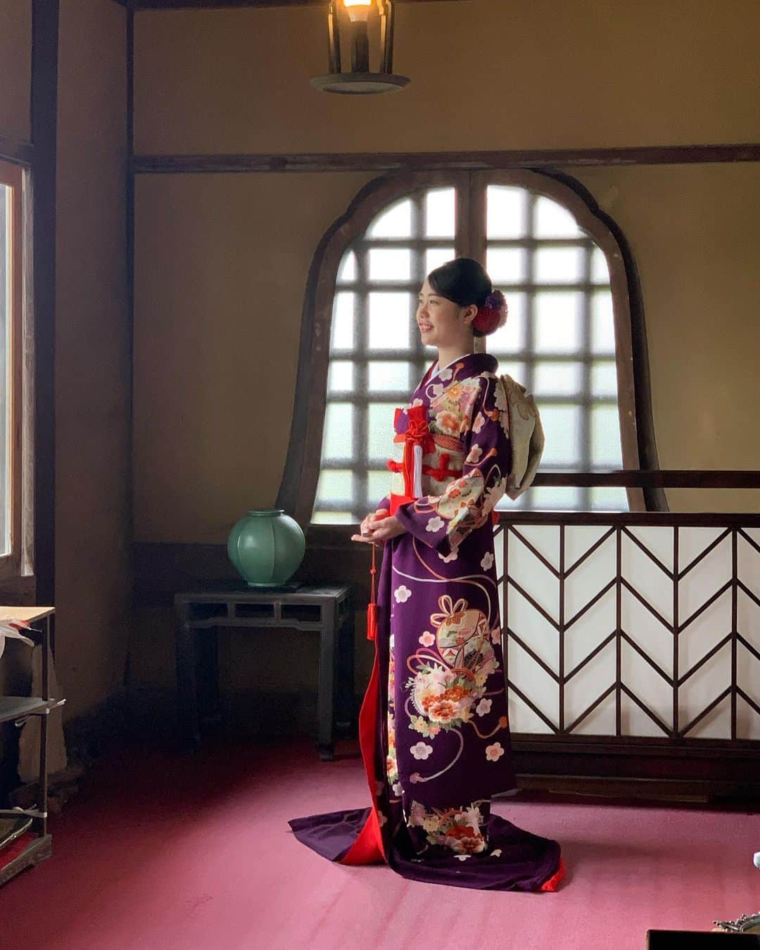 ウェディングヘアメイクルーチェさんのインスタグラム写真 - (ウェディングヘアメイクルーチェInstagram)「お色直しヘアアレンジ  紫色の引き振袖に合わせて  つるっとシニヨンに 両サイドにお花をつけて 華やかにスタイリング✨  プロデュース @japanweddings   💄　@wedding_luce  #ルーチェNaomi  　  ルーチェからのサンクスプレゼント🕊  ルーチェにて 挙式ヘアメイクもしくは 撮影ヘアメイクをお申し込み花嫁さまへ 💓アクセサリー2点レンタル、 新郎メイク をプレゼントさせていただきます。  ※2023年12月末までに お申し込み花嫁さま対象  お申し込み時にフォロワープレゼント🎁と お知らせくださいね✨  ＊＊＊  いつもご覧いただきありがとうございます😊 いいね＆コメント励みになっています💄 よかったらフォローよろしくお願いします。 @wedding_luce   ＊＊＊  #ブライダルヘアメイク  #出張ヘアメイク #持ち込みヘアメイク #ウェディングヘアメイク #花嫁ヘアメイク #花嫁ヘア #和装ヘア  #引き振袖」10月12日 17時09分 - wedding_luce