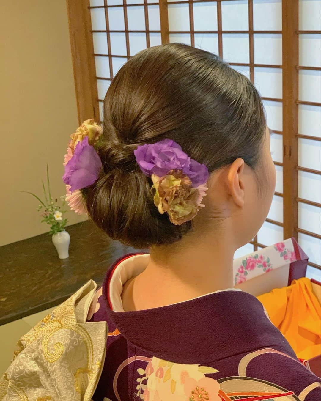 ウェディングヘアメイクルーチェさんのインスタグラム写真 - (ウェディングヘアメイクルーチェInstagram)「お色直しヘアアレンジ  紫色の引き振袖に合わせて  つるっとシニヨンに 両サイドにお花をつけて 華やかにスタイリング✨  プロデュース @japanweddings   💄　@wedding_luce  #ルーチェNaomi  　  ルーチェからのサンクスプレゼント🕊  ルーチェにて 挙式ヘアメイクもしくは 撮影ヘアメイクをお申し込み花嫁さまへ 💓アクセサリー2点レンタル、 新郎メイク をプレゼントさせていただきます。  ※2023年12月末までに お申し込み花嫁さま対象  お申し込み時にフォロワープレゼント🎁と お知らせくださいね✨  ＊＊＊  いつもご覧いただきありがとうございます😊 いいね＆コメント励みになっています💄 よかったらフォローよろしくお願いします。 @wedding_luce   ＊＊＊  #ブライダルヘアメイク  #出張ヘアメイク #持ち込みヘアメイク #ウェディングヘアメイク #花嫁ヘアメイク #花嫁ヘア #和装ヘア  #引き振袖」10月12日 17時09分 - wedding_luce