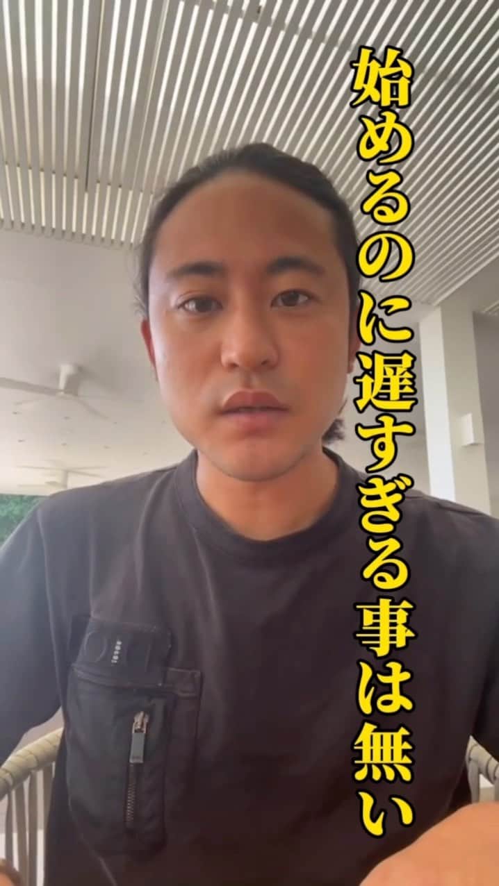 西澤良磨のインスタグラム：「【日本語🇯🇵English🇬🇧】 ⁡ 世界を子連れ犬連れで旅するパーマネントトラベラーのRYOMAです！ I’m RYOMA - a permanent traveler who travels the world with kids and a dog! ⁡ 始めるのに遅すぎることなんてないと感じた最近のストーリーについて I’m talking about the story why I recently felt again that there’s nothing too late to start ⁡ ⁡ 【家族で暮らすように旅をして約5年】 ⁡ 結婚しても、子供ができても、犬がいても ⁡ 世界中にセカンドホームと思える場所を たくさん作りたいと思って始めた パーマネントトラベラーという生き方 ⁡ 20歳の時に母が100万人に1人のガン 余命1年と宣告され ⁡ 「後悔のない人生を全力で生きる」と決めて ⁡ 生き続けてきた結果はプロフィールへ ⁡ ⁡ #パーマネントトラベラー #生き方 #セカンドホーム #後悔のない人生 #家族 #世界を旅する #子連れ #犬連れ #海外生活  #連続起業家 #海外起業家 #permanenttraveler #travellife」