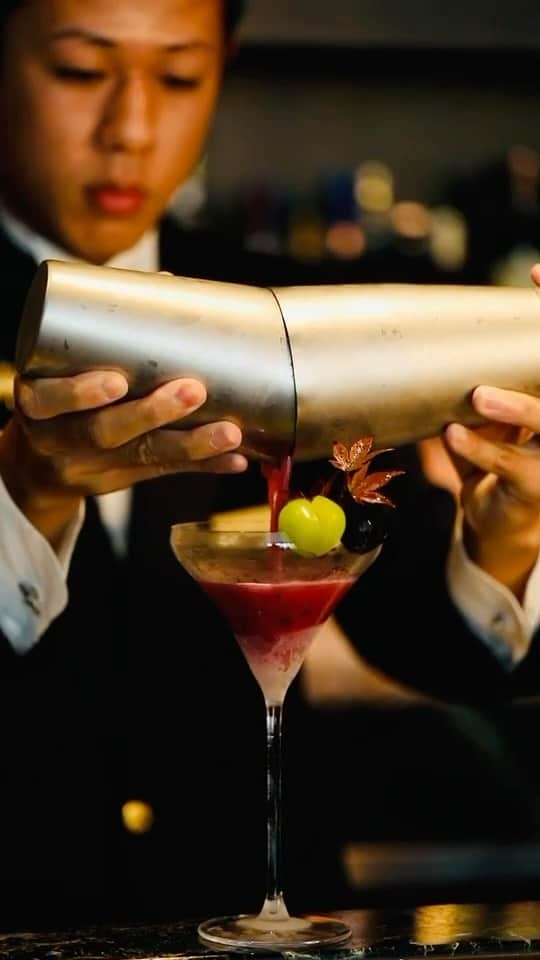 ホテルオークラ東京 Hotel Okura Tokyoのインスタグラム：「秋のカクテル「秋雫」🍇 Autumn Cocktail“Autumn Royal”🍁  ナガノパープルとシャインマスカットで作られたシーズナルカクテル。 ぶどうは皮と実の間に旨味が詰まっているため皮を剝かず丸ごと、さらに白ワインで有名なソーヴィニヨンブランのぶどうで造られたジンを使っております。 ぶどうの自然の甘さが口いっぱいに広がる贅沢な一杯をぜひお愉しみください。  "Autumn Royal" is a seasonal cocktail made with Nagano Purple and Shine Muscat grapes. Grapes has nutrition and savory in between flesh and rind, so we use whole grapes with gin made with grapes of Sauvignon Blanc. Please enjoy their natural sweetness that spreads in the mouth.  「秋雫」 メインバー オーキッドバー オークラ プレステージタワー5階 10月31日(火)まで  “Autumn Royal” Main Bar Orchid Bar Location: 5th Floor, The Okura Prestige Tower Available until October 31.  プロフィールよりどうぞ↑ #秋カクテル #ぶどうカクテル #カクテル #バー #東京バー #虎ノ門バー #ホテルバー #theokuratokyo #オークラ東京  #東京ホテル #ラグジュアリーホテル #cocktail #autumncocktail #tokyobar #tokyohotel #luxuryhotel #toranomonbar #lhw #lhwtravele #uncommontravel」