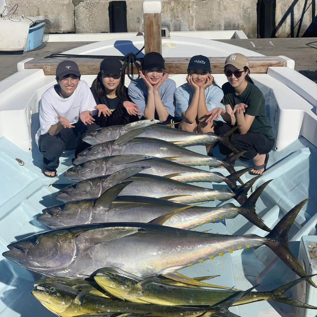 片原恵麻さんのインスタグラム写真 - (片原恵麻Instagram)「中学からの親友達と🐟  「誕生日何欲しい〜？」て言われて「マグロ釣りたい！」て冗談で言ったら連れてきてくれた🥲  チャーターだと初心者の友達ともワイワイキャッキャ楽しめるからいいね🥳 超絶エンジョイフィッシング🫶  📍海宝丸Ⅱ @kaihoumaru2_miyakojimaturibune  ⋱⋰ ⋱⋰ ⋱⋰ ⋱⋰ ⋱⋰ ⋱⋰ ⋱⋰ ⋱⋰ ⋱⋰ ⋱⋰ ⋱⋰ ⋱⋰  #海宝丸Ⅱ#マグロ#キハダ#キハダマグロ#tunafishing #釣りガール#釣り女子#釣り#海釣り#ツリジョ#fishing#钓鱼#낚시#鱼#강태공#낙씨광#ルアマガ女子部#大物釣り#ビッグゲーム#マグロ釣り#オフショア#biggamefishing#泳がせ#yellowfin#yellowfintuna#沖縄釣り#宮古島#宮古島釣り」10月12日 17時10分 - emma_katahara