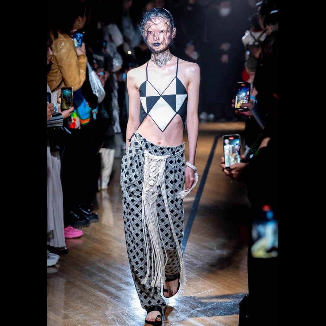 のインスタグラム：「. FUMIE=TANAKA 24SS COLLECTION "islanders" ⁡ 「どこか不気味、でも温かさと愛を持ち合わせている人たち。」 このショーに携われて幸せでした。 ありがとうございました❤️ ⁡ #FUMIETANAKA #24sscollection」