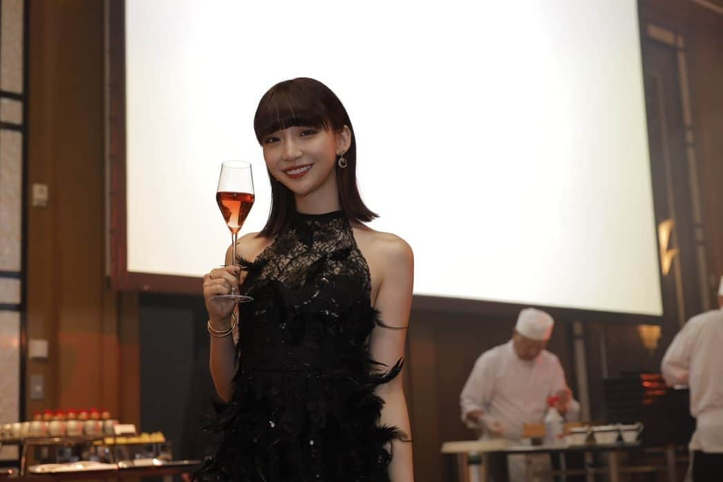 荻野由佳さんのインスタグラム写真 - (荻野由佳Instagram)「ANGEL CHAMPAGNEDAY2023 にご招待いただきました！ とても飲みやすく、背筋が伸びるような大人になった気持ちになりました🥂 1本持って、友達と集まって楽しんだり特別な日のギフトとして、贈りたいな〜¨̮⃝  この日のイベントの様子がモデルプレスさんにて記事が投稿されているので 是非ご覧ください！  #ANGELCHAMPAGNE #エンジェルシャンパン #modelpress #モデルプレス #PR」10月12日 17時25分 - ogiyuka_ippaiwarae216