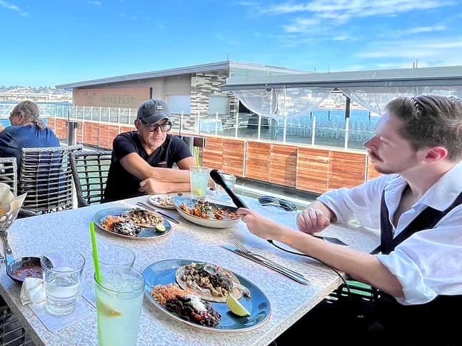 榊原信行のインスタグラム：「アメリカ滞在中にサンディエゴの海沿いのレストラン”Coasterra“でメキシコ料理を食べながら、アメリカの格闘技メディア”MMA Mania“のDrake Riggsさんにインタビューを受けました。 彼は日本のMMAにかなりの情熱を注いでくれていて、RIZINファイターを何度も取材してくれた「BROADENEDHORIZIN」シリーズは、今回で32回目となりました。  このインタビューではRIZIN LANDMARK 7の他にも、スコットとの出会いやヒョードルの引退試合、キックボクシングのポテンシャルやパッキャオについてなど、様々な質問に答えています！ インタビューの様子はYouTubeとポッドキャストにチャーリー柏木の通訳付きでアップされていますので是非、みなさんも視聴してみてください！  🎬YouTube https://youtu.be/KgV7Yyz85X4 🎙Podcast on Spotify https://open.spotify.com/show/2yrMKawWIQelOzKhpA2biZ  While I was in America, I was interviewed by Drake Riggs from the American martial arts media "MMA Mania”. The location for the interview was “Coasterra”, a Mexican restaurant along the coast of San Diego. Drake Riggs is extremely passionate about Japanese MMA, and this is the 32nd installment of his “BROADENEDHORIZIN” series, in which he has interviewed RIZIN fighters many times.  In this interview, I answered various questions about RIZIN LANDMARK 7, meeting Scott Coker, Fedor's retirement match, kickboxing potential, Pacquiao, and more! My interview is available on YouTube and podcast with Charlie Kashiwagi's Japanese translation. Everyone please check it out!  #BROADENEDHORIZIN ️#RIZIN_LANDMARK7 #MMAmania #SanDiego #Coasterra」