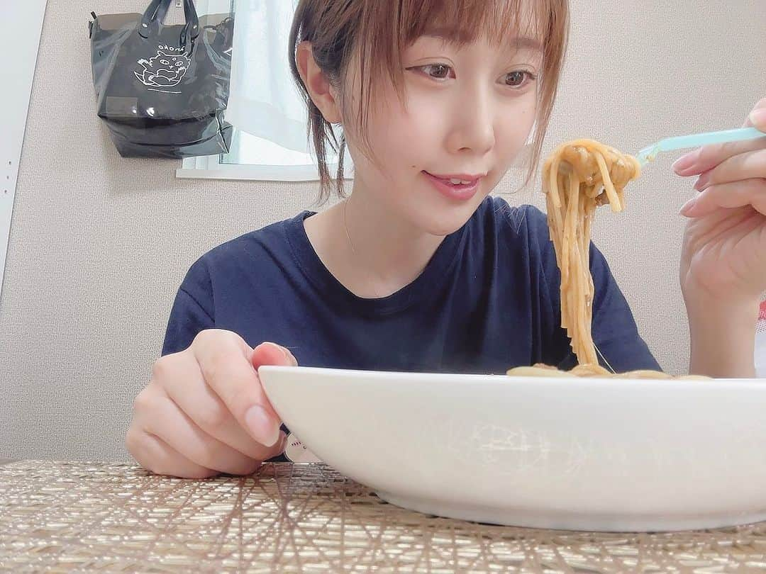 釘町みやびのインスタグラム：「🍜  愛知から帰ってきてからずっとラーメン食べてるから そろそろパスタが食べたいなーなんて、、  いや、麺好きだなあ🥹💛💛  でも今夜は頂いたスパムを食べます🐖❤️❤️  スパム大好きなんよなあ… 久々に食べれるの嬉しい…！！✨  あと、明日髪切る＆染めるので 茶髪の私は本日が見納めとなります🫡✨  ． ． #食いしん坊  #麺スタグラム  #麺活  #食欲の秋  #イメチェン  #ヘアアレンジ  #ひょっこり  #ちいかわ」