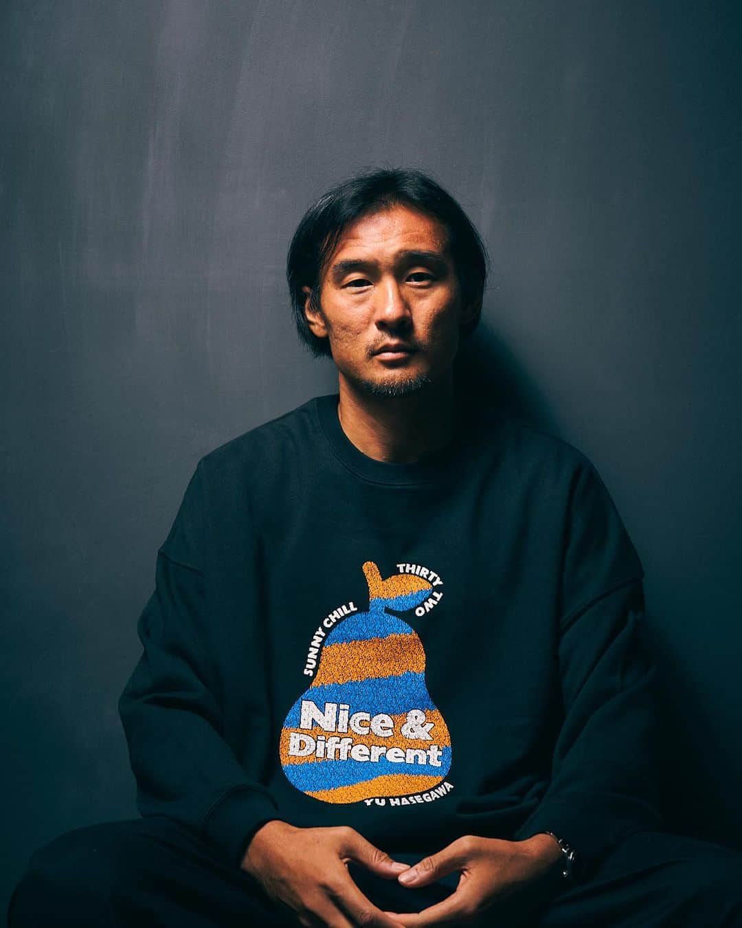 長谷川悠のインスタグラム：「この度HATTRICK MEMBERS からアパレルを発売する事になりました。 僕がバリュエンスに入って1番多く時間を費やした業務になります。 選手としての立場から、事業部側の場面からと双方の目線から関わることができとても勉強になりました。  HATTRICKのミッションは 『ともに、挑戦者の持続可能な未来をつくる』です。 もちろん僕のようにデュアルキャリアのような選手、マイナー選手、そしてトップの選手達もサポーター、応援してくれる人と繋がり仲間を増やして行くというこのプロジェクトにとても共感しています。 活動費はもちろん、チャリティーや様々な団体の寄付等に売り上げ金を使う事も選手の意向で決めれます。  まだまだチャレンジの状態ですが。 僕をスタートに様々な挑戦者、選手達にこの企画にトライしてもらいたいです。 物販だけでなく企画体験型等様々なサービスをこのプラットフォームを通してできると思います。 可能性のあるサービスです。 アパレルでは自分の今の思いを　@takuto_ipposhi さんにグラフィックを起こしてもらい。 形にすることができました。  僕を応援してくれる方々、この活動応援してくれる方、まだ冬物をゲットしてない方、来年の夏に向けてTシャツを買っとこうと思う方。 ぜひ僕のアパレルを手に取っていただければと思います。 久々の投稿。 長々とありがとうございました。  みなさんの力で広めていただきたいです！ よろしくお願いします！  https://members.hattrick.world/member/18」