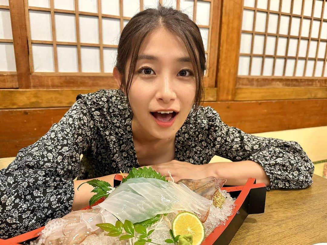 益田恵梨菜さんのインスタグラム写真 - (益田恵梨菜Instagram)「. え？また食べスタグラムなのって！？笑 . そりゃ、帰省中は 好きなお店の好きなもの食べたいのさ🤤 . #帰省の思い出 #帰省したらほぼ毎回行く #大好きな #どん亭 #1番好きなメニューは #昔から #ピラフドリア #です #写真はイカ造りだけど #笑 #全部美味しいのさ」10月12日 17時22分 - erina_msd