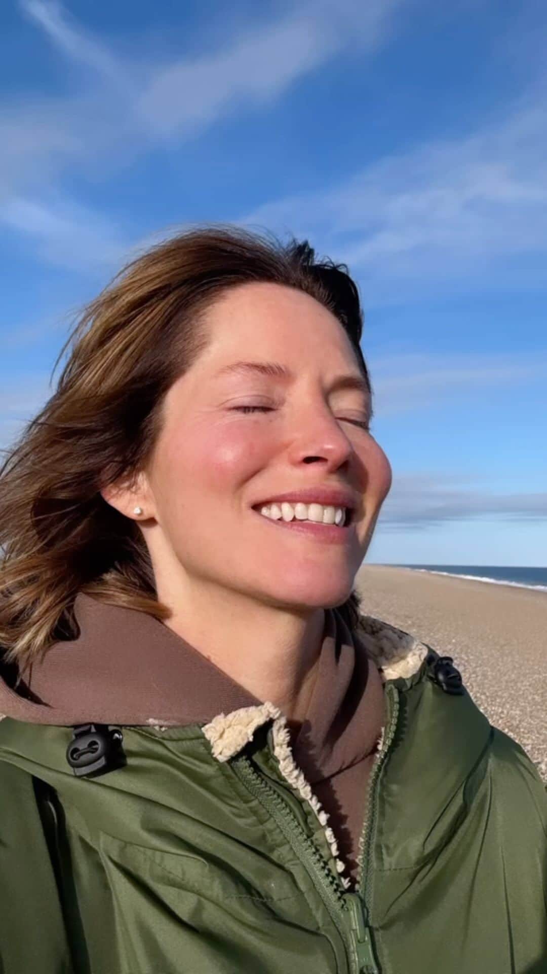 シエンナ・ギロリーのインスタグラム：「Beware of us sea swimming women, we are irrepressible!」